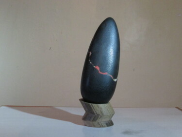 Sculptuur getiteld "Menhir DU(noir)#ART…" door Gilles Quere, Origineel Kunstwerk, Gips