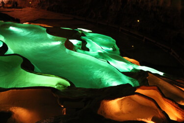 Photographie intitulée "Grotte en vert" par Gilles Ramonet, Œuvre d'art originale, Photographie numérique
