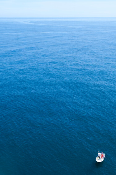 Photographie intitulée "boat at sea" par Gilliard Bressan, Œuvre d'art originale, Photographie numérique