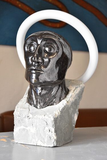Skulptur mit dem Titel "Neon head" von Giorgio Patuelli, Original-Kunstwerk, Keramik