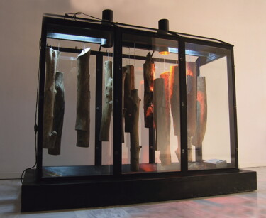 Sculpture titled "Saraki, 1990-2004" by Giorgos Tsakiris, Original Artwork, Glass