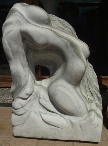 Scultura intitolato "Nudo ricurvo" da Giulio Adobati, Opera d'arte originale, Pietra