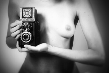 Fotografía titulada "Body and Old Camera" por Giulio Bardelli, Obra de arte original, Fotografía digital