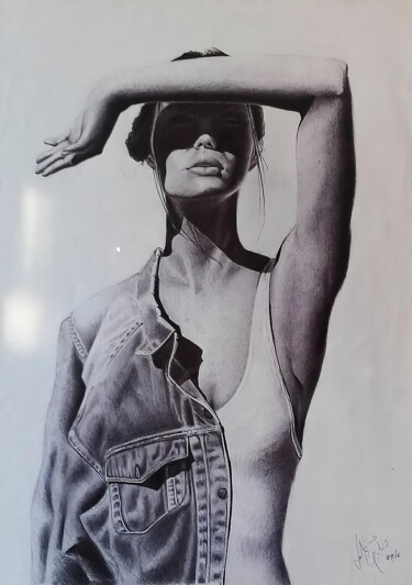 Tekening getiteld "Woman with jacket" door Giulio Latino, Origineel Kunstwerk, Balpen Gemonteerd op Houten paneel