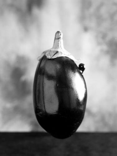 Fotografie getiteld "Floating aubergine" door Giuseppe Persia, Origineel Kunstwerk, Film fotografie