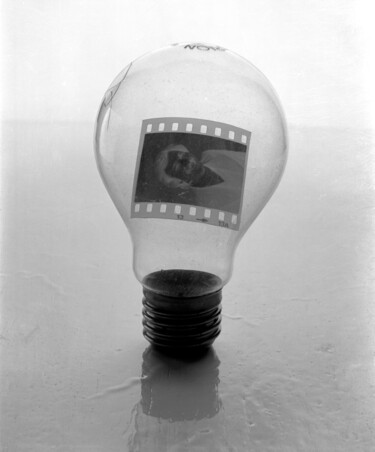 Fotografie getiteld "Lampadina 2" door Giuseppe Persia, Origineel Kunstwerk, Film fotografie