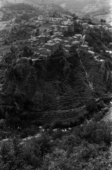 Fotografie getiteld "Villaggio di montag…" door Giuseppe Persia, Origineel Kunstwerk, Film fotografie