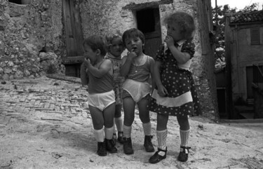 Photographie intitulée "Bambini" par Giuseppe Persia, Œuvre d'art originale, Photographie argentique