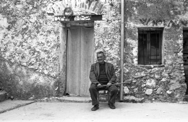 Fotografia intitolato "Uomo con bastone" da Giuseppe Persia, Opera d'arte originale, fotografia a pellicola