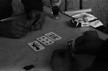 Fotografia intitolato "Il gioco delle carte" da Giuseppe Persia, Opera d'arte originale, fotografia a pellicola