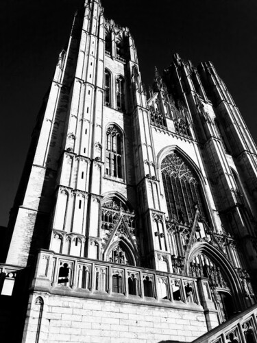 Photographie intitulée "Cathédrale Belgique" par Gladys Montella, Œuvre d'art originale