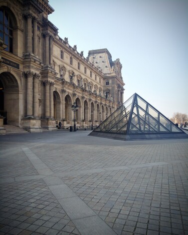 Photographie intitulée "Autour du Louvre" par Gladys Montella, Œuvre d'art originale
