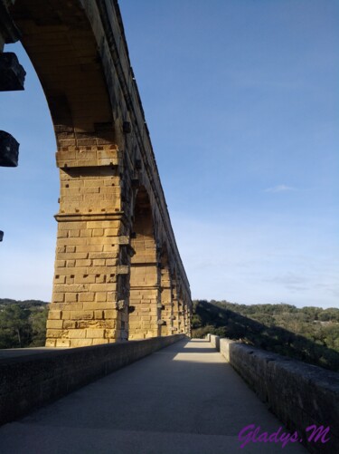 Photographie intitulée "Pont du gard" par Gladys Montella, Œuvre d'art originale, Photographie numérique