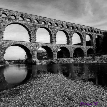 Photographie intitulée "Pont du Gard 3" par Gladys Montella, Œuvre d'art originale, Photographie numérique