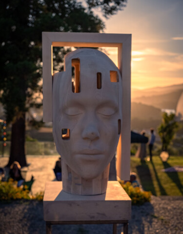 Skulptur mit dem Titel "Outside the box" von Gonçalo Martins, Original-Kunstwerk, Holz