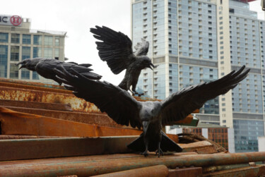 Скульптура под названием "Armageddon,Crow 6" - Gonul Nuhoglu, Подлинное произведение искусства, Бронза