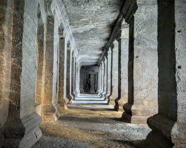 Photographie intitulée "Corridors of Ellora!" par Goutam Chakraborty, Œuvre d'art originale