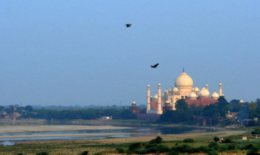 摄影 标题为“Taj-Mahal from a di…” 由Goutam Chakraborty, 原创艺术品, 数码摄影