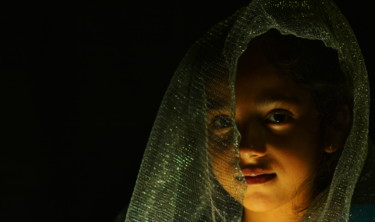 Photographie intitulée "Veil" par Goutam Chakraborty, Œuvre d'art originale