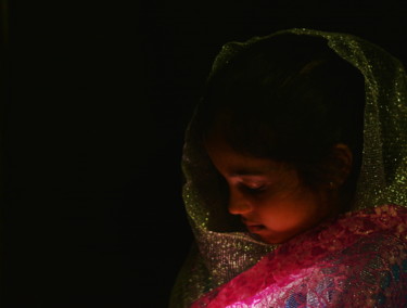 Photographie intitulée "Veil" par Goutam Chakraborty, Œuvre d'art originale