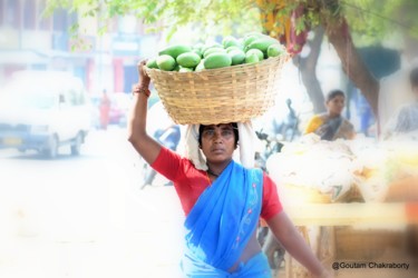 Photographie intitulée "The Mango Vendor!" par Goutam Chakraborty, Œuvre d'art originale
