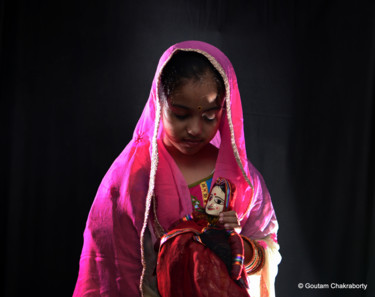Photographie intitulée "Dolls!" par Goutam Chakraborty, Œuvre d'art originale