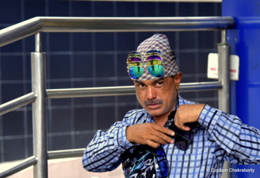 Photographie intitulée "The Sunglass Man!" par Goutam Chakraborty, Œuvre d'art originale