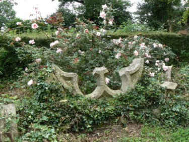 Sculpture intitulée "rosace parmi les ro…" par Venner Fanch, Œuvre d'art originale, Pierre