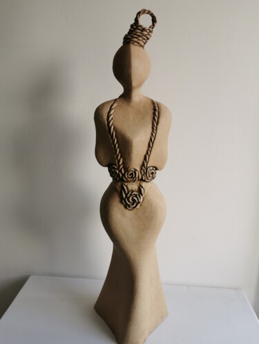 Скульптура под названием "African Queen" - Grazia Compagnino, Подлинное произведение искусства, Глина