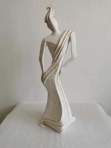 Sculptuur getiteld "Queen of the Red Ca…" door Grazia Compagnino, Origineel Kunstwerk, Klei