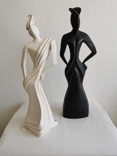Escultura titulada "Duo Black & White…" por Grazia Compagnino, Obra de arte original, Arcilla