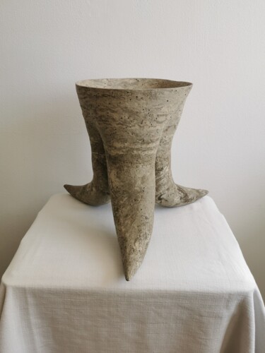 Sculptuur getiteld "The ThreeHorn Cup -…" door Grazia Compagnino, Origineel Kunstwerk, Klei