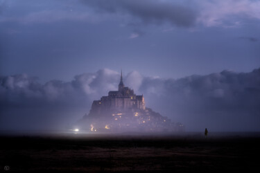 Photographie intitulée "Mont dans la brume" par Grégory Dolivet, Œuvre d'art originale, Photographie numérique
