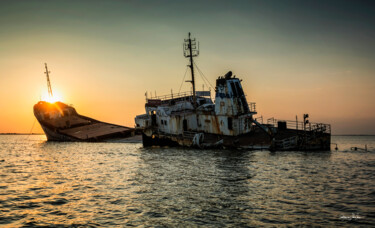 Photography titled "Shipwreck" by Grigore Roibu, Original Artwork, Digital Photography