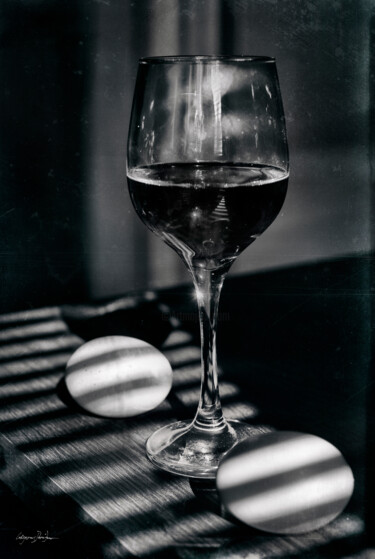 Fotografía titulada "A glass of wine" por Grigore Roibu, Obra de arte original, Fotografía manipulada