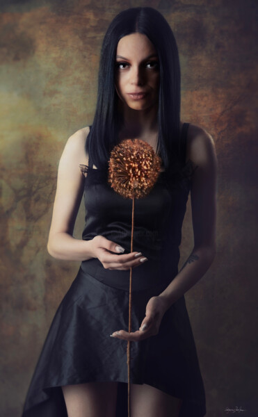 Фотография под названием "The Flower" - Grigore Roibu, Подлинное произведение искусства, Цифровая печать