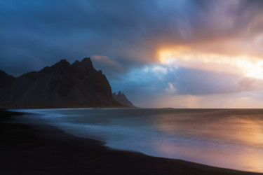 Rayon de lumière à Vestrahorn, Islande Photographie intitulée "Rayon de lumière à…" par Gr Photographies, Œuvre d'art originale, Photographie numérique