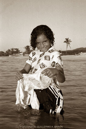 Fotografía titulada "Joven bañista en Ma…" por Guillermo Aurelio Barón Cabut, Obra de arte original