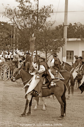 Photographie intitulée "Fiesta Gaucha" par Guillermo Aurelio Barón Cabut, Œuvre d'art originale