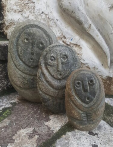 Sculptuur getiteld "Stargazer Trio" door Güçlü Kadir Yılmaz, Origineel Kunstwerk, Steen