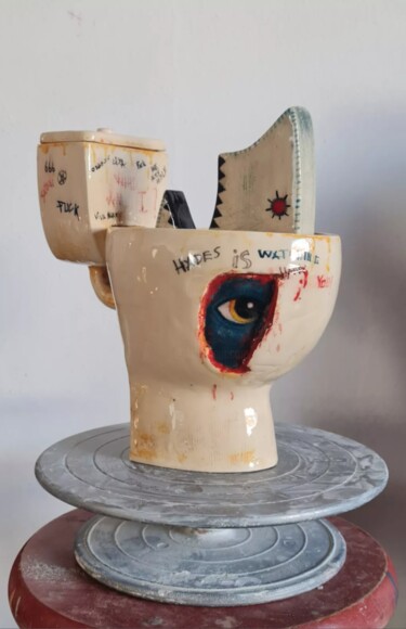 Scultura intitolato "Hades's Toilet" da Güçlü Kadir Yılmaz, Opera d'arte originale, Ceramica