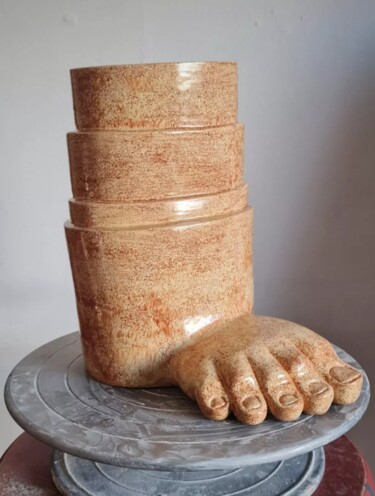 Скульптура под названием "Babel Foot" - Güçlü Kadir Yılmaz, Подлинное произведение искусства, Керамика