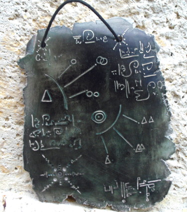 Скульптура под названием "Tablette argile gra…" - Guenzone, Подлинное произведение искусства, Керамика