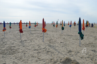 Fotografie mit dem Titel "La plage de DEAUVIL…" von Guylaine Bisson (GuyL'ART), Original-Kunstwerk