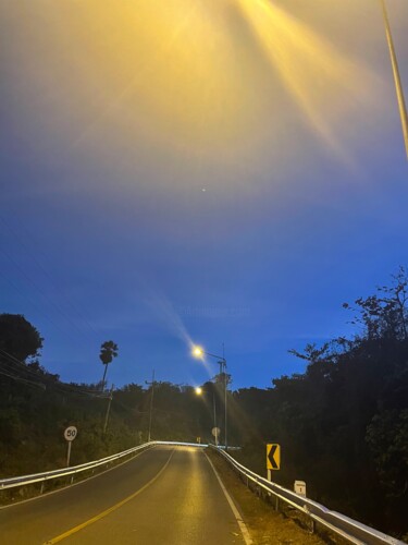 Photographie intitulée "Blue sky’s Night" par Gypsa Min, Œuvre d'art originale, Photographie numérique
