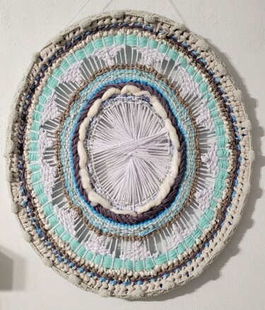 Textilkunst mit dem Titel "Paz" von Kira Habyb Abud, Original-Kunstwerk, Faden