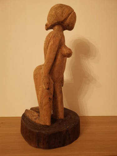 Skulptur mit dem Titel "Femme à genoux bis" von Sofiane Hadji, Original-Kunstwerk, Holz