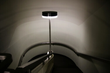 Photographie intitulée "ICC - Lampe" par Petra Sobotta, Œuvre d'art originale, Photographie numérique