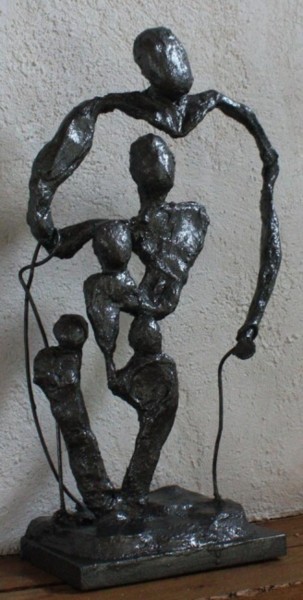 Sculpture intitulée "Famille en un fil." par S Eymond Laritaz, Œuvre d'art originale, Plâtre