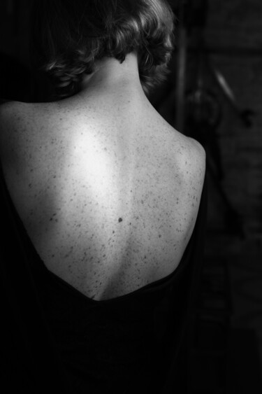 Photographie intitulée "La petite robe noire" par Haruko Daki, Œuvre d'art originale, Photographie numérique